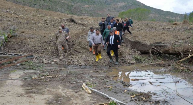 Erzurumda heyelan nedeniyle 10 ev boşaltıldı, mezarlar tahrip oldu