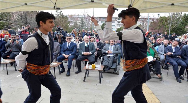 Erzurumda özel bireyler tarafından uçurtmalar gökyüzüne bırakıldı