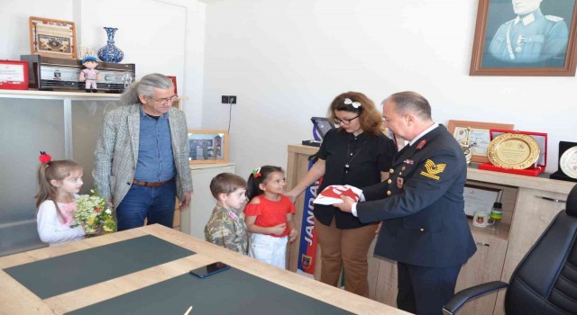 Esenköyde anaokulu öğrencilerinden askere Türk bayrağı hediyesi
