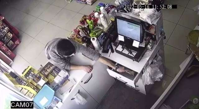 Esenlerde marketten 5 bin lira çalan hırsız kamerada