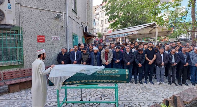 Esenlerde sokak ortasında öldürülen genç kız gözyaşlarıyla toprağa verildi