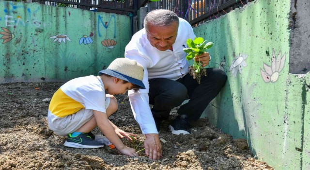 Esenyurtlu minikler fide dikti