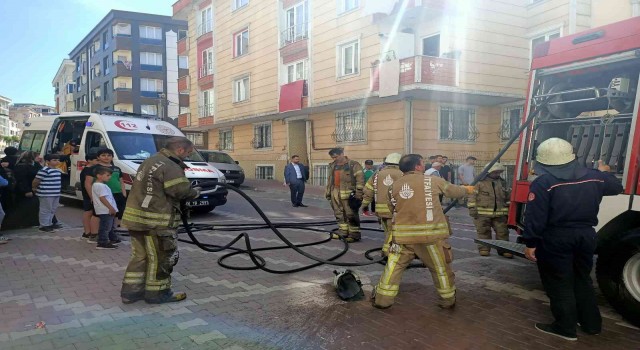 Esenyurtta çıkan yangında can pazarı: Binada mahsur kalanlar böyle kurtarıldı