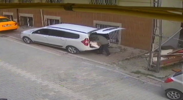 Esenyurtta eve girip kontak anahtarı çaldı, aracı soyarken yakalandı