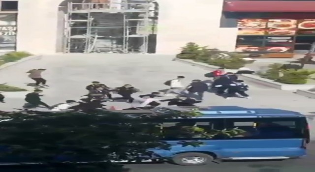 Esenyurtta lise çıkışı ortalık birbirine girdi, “dedikodu” kavgası kamerada