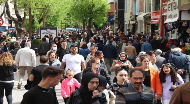 Eskişehirde ‘iğne atsan yere düşmez dedirten arife günü kalabalığı