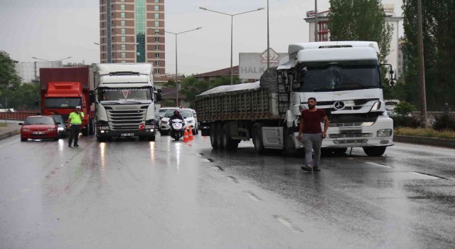 Eskişehirde sağanak yağışta aynı anda üç kaza