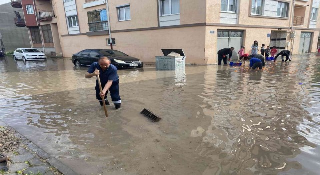 Eskişehirde yollar göle döndü, küreği alan vatandaş rögara koştu