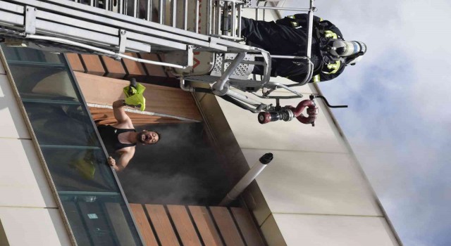 Evi saran alev ve dumanlar arasında balkonda mahsur kaldılar