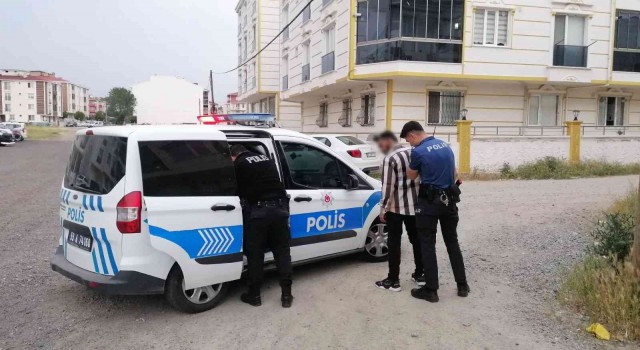 Evi yaktı, yaptığının suç olduğunu söyleyen polise “Beraber mi aldın” dedi
