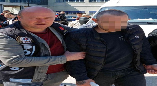 Evinde uyuşturucu satarken yakalandı