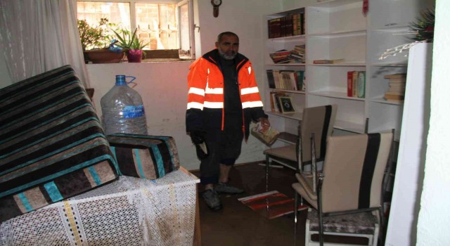 Evinin sular içerisinde kalmasını gözyaşlarıyla izleyen afetzede: Allaha hamt olsun canımız sağ, çocuklarımız kurtuldu