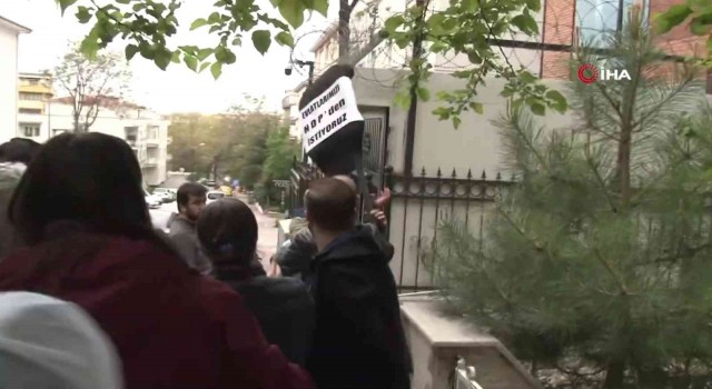 Evlat nöbeti tutan babalar HDP Genel Merkezine siyah çelenk bıraktı