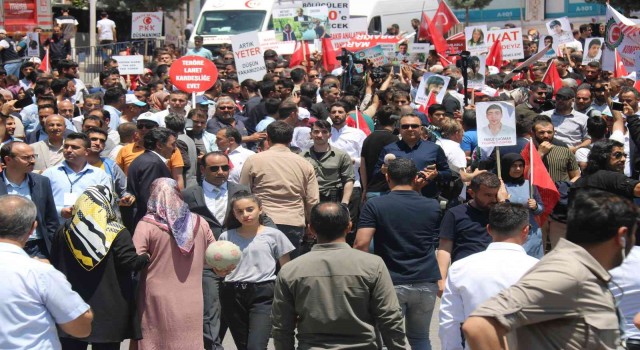 Evlat nöbetinin 1000inci gününde 10 bin kişiyle yürüyüş
