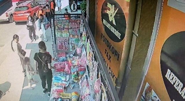 Eyüpsultanda kadın çocuğunun yanında hırsızlık yaptı: O anlar kamerada