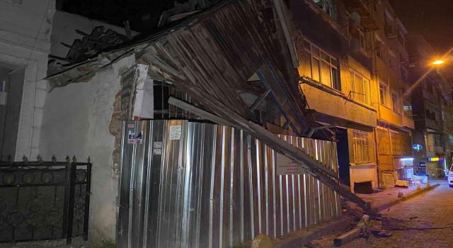 Fatihte iki katlı ahşap bina çöktü, mahalle sakinleri korku dolu anlar yaşadı