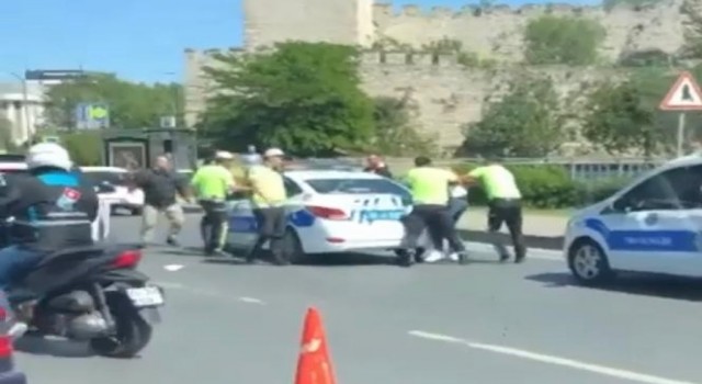 Fatihte kavga eden sürücüleri trafik polisleri zor ayırdı