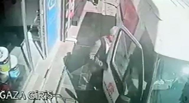 Fatihte minibüste bırakılan hırkayı çalan şahıs kamerada