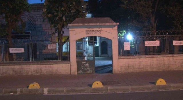 Fatihte tarihi caminin korkuluklarında asılı Hadis-i Şeriflere saldırı