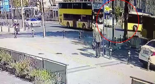 Fatihte tramvay ile İETT otobüsün çarpıştığı kaza anı kamerada
