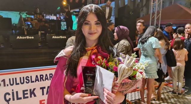 Festivalin çilek güzeli İzmirden