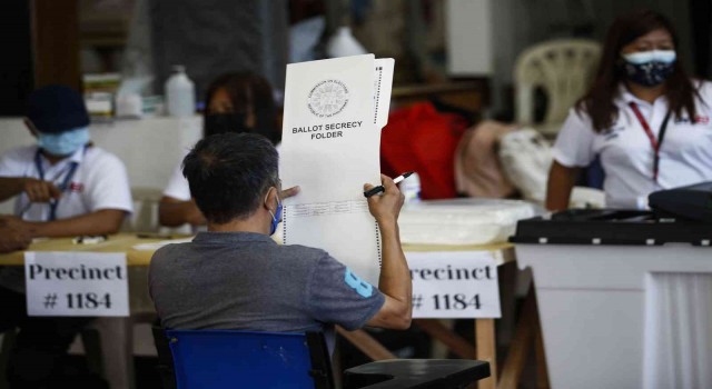Filipinlerde halk, yeni Devlet Başkanını seçiyor