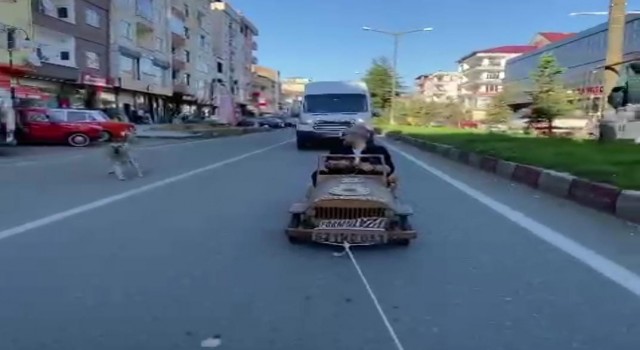 FormuLaza özgü tahta arabayla trafiğe çıktı