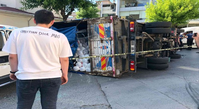 Freni patlayan kamyon minibüsün üzerine devrildi: 1 yaralı