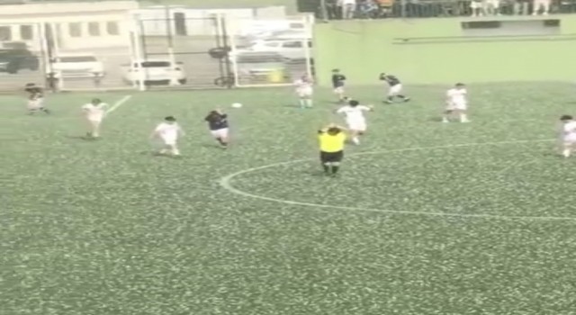 Futbolcular doluya böyle yakalandı...Bursada maçı durduran dolu