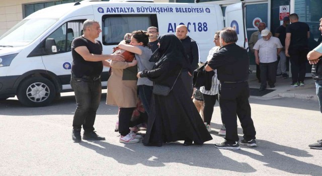 Gaz sızıntısından hayatını kaybeden 2 işçinin cenazesi, gözyaşları arasında morgdan alındı