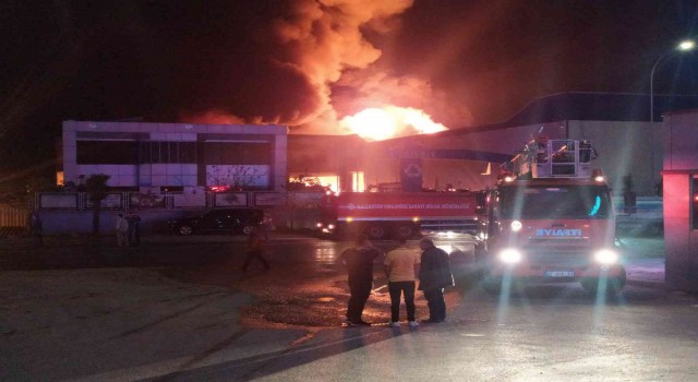 Gaziantepte geri dönüşüm fabrikasında büyük yangın