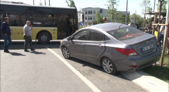 Gaziosmanpaşada İETT otobüsü ile otomobil çarpıştı: 3 yaralı