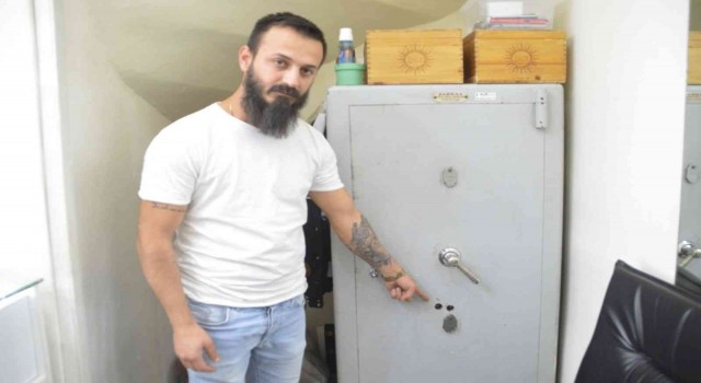 Gaziosmanpaşada matkap ile deldikleri kasadan 200 bin lira değerinde saat ve telefon çaldılar