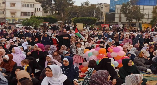 Gazzede iki yıl sonra Covid-19 kısıtlamaları olmadan bayram namazı