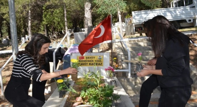 Gediz Sağlık Hizmetleri MYOda, “Mezarlıklarımızı çiçeklendiriyoruz” isimli proje