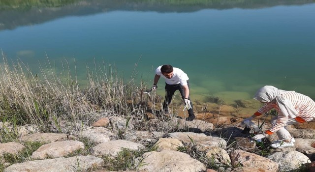 Gedizde doğa dostu öğrencilerden çevre temizliği