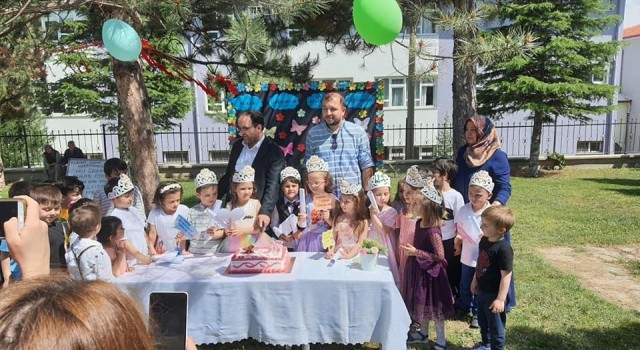 Gedizde Kuranı Kerime geçen minik öğrencilerin taç giyme sevinci