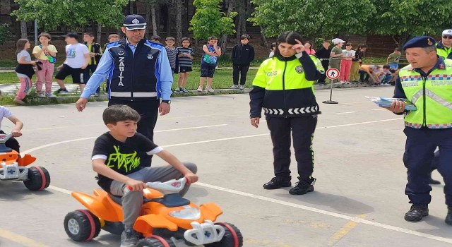 Gedizde öğrencilere uygulamalı trafik eğitimi