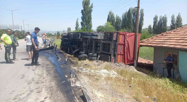 Gedizde trafik kazasında faciadan dönüldü
