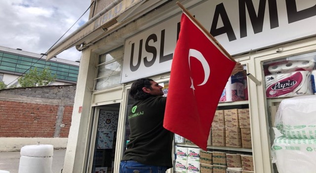 Gelenek unutulmadı, balkonlar bayraklarla doldu