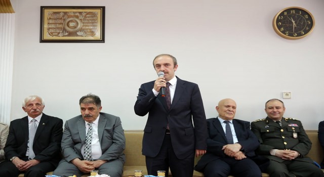 Geleneksel bayramlaşma programı Tuzcuzade Mahalle Odasında gerçekleştirildi
