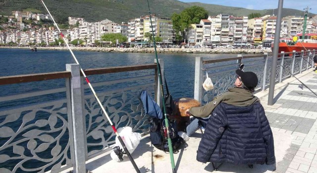 Gemlikte müsilaj sona erdi, denizi oltacılar doldurdu