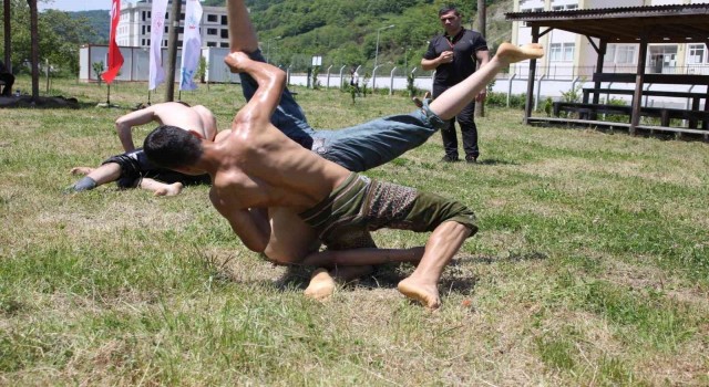 Genç güreşçiler hünerlerini sergiledi