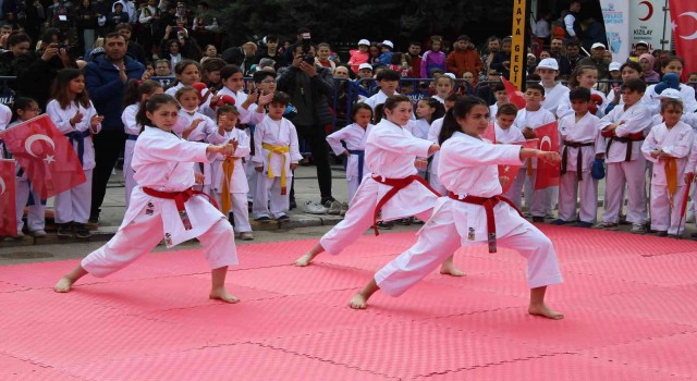 Gençler 19 Mayısta gösterileriyle nefes kesti