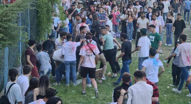 Gençlik festivalinde yumruk ve tekmeler havada uçuştu