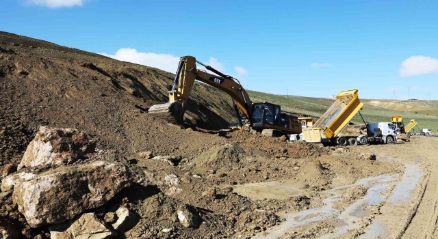 Genel Sekreter Çelikel, heyelan bölgesi ve Elmalık yolundaki çalışmaları inceledi