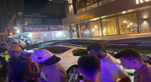 Geri vites yerine gaza bastı, otomobil kafeye daldı