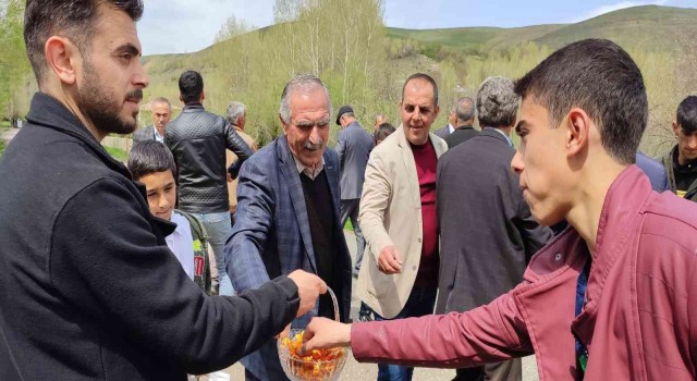 Gevaşta maskesiz mesafesiz bayram sevinci