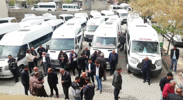 Gevaşta minibüsçüler kontak kapattı