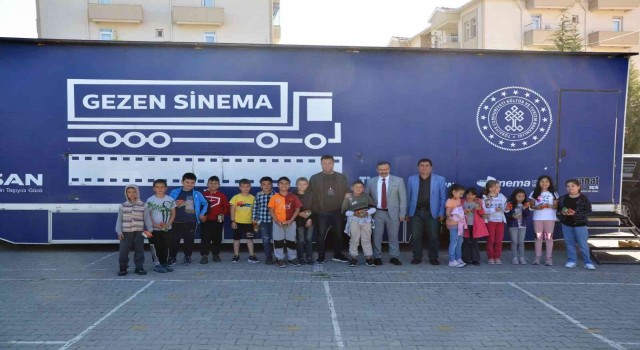 Gezen sinema tırı Emette çocuklarla buluştu